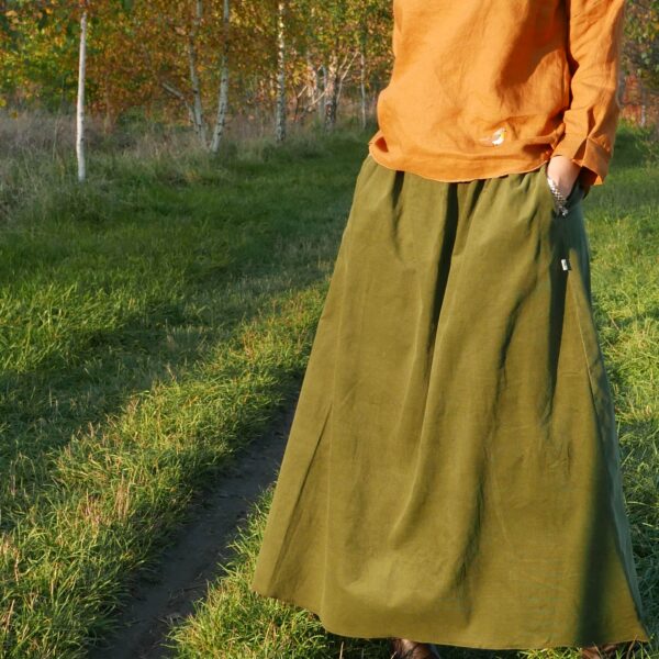 Długa spódnica sztruksowa w kolorze khaki.