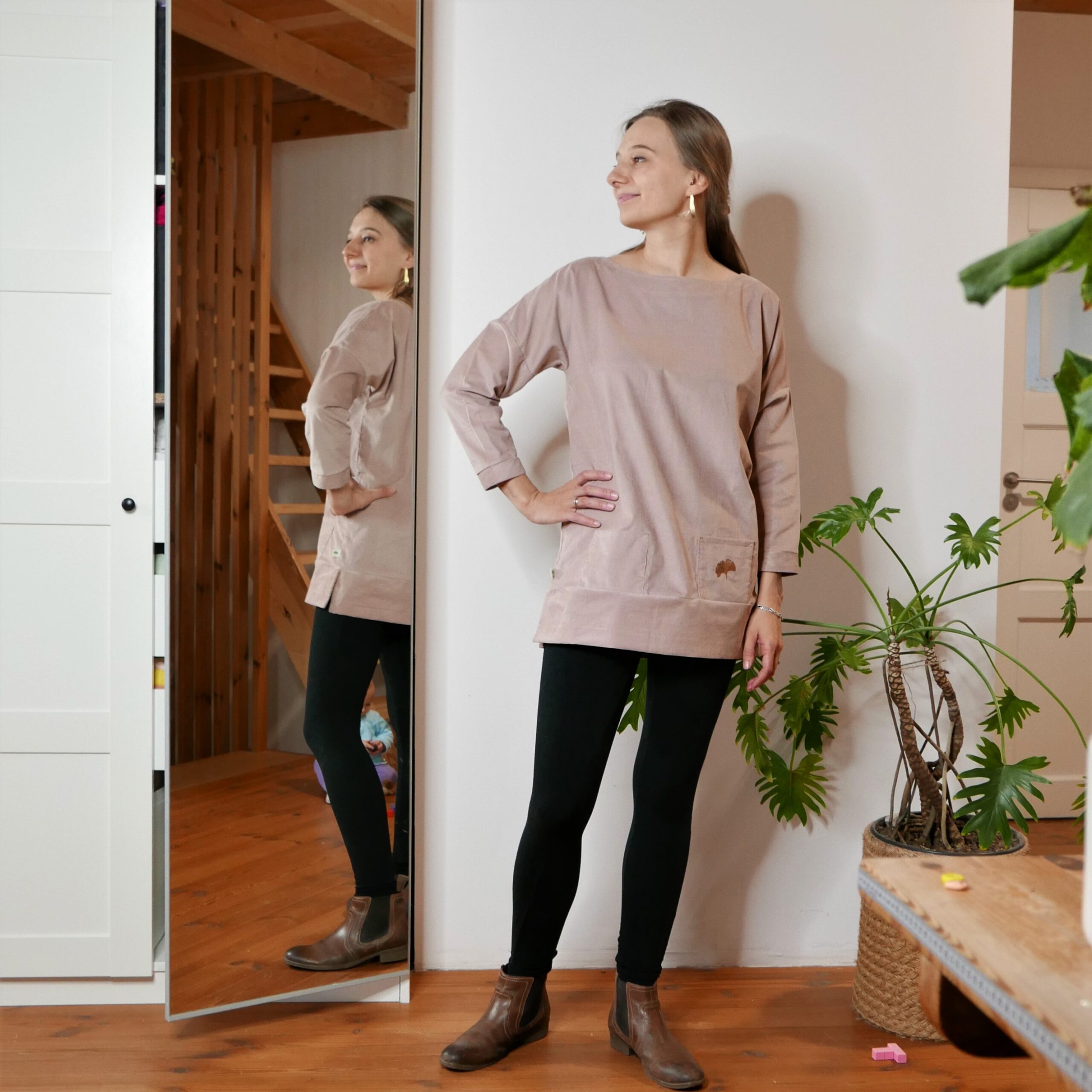 Sztruksowa tunika z haftem