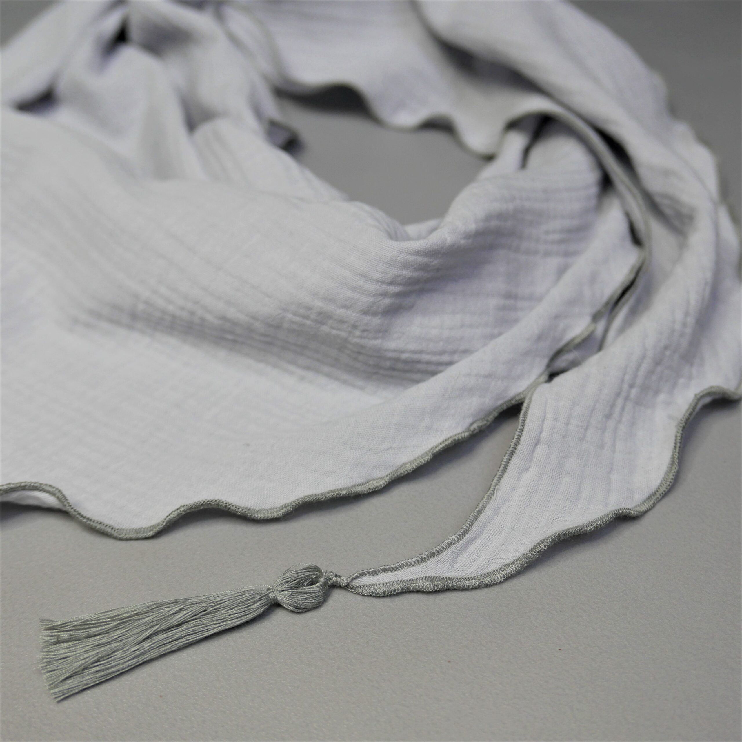 Duża muślinowa chusta siwa