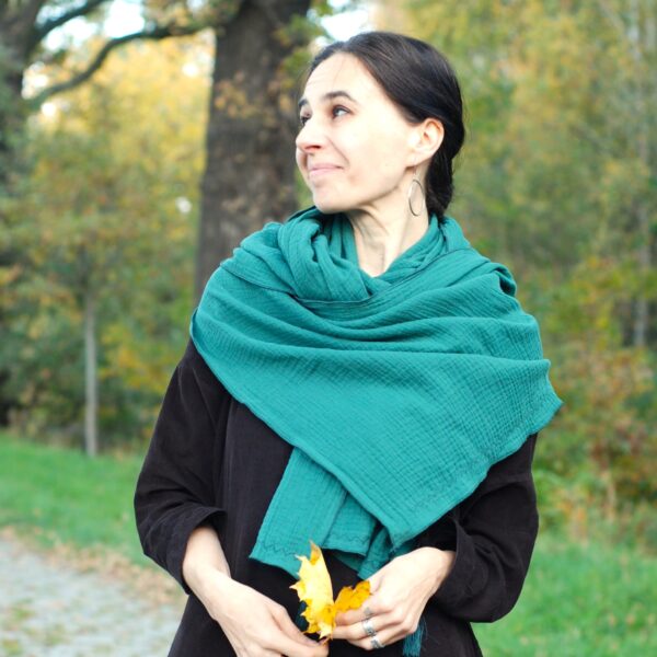 Muślinowy szal w kolorze zielonym - naturalne tkaniny, przyjazne dla skóry.