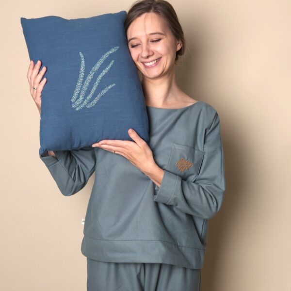 Lniana poduszka z haftem ubogaci wystrój wnętrza każdego domu.