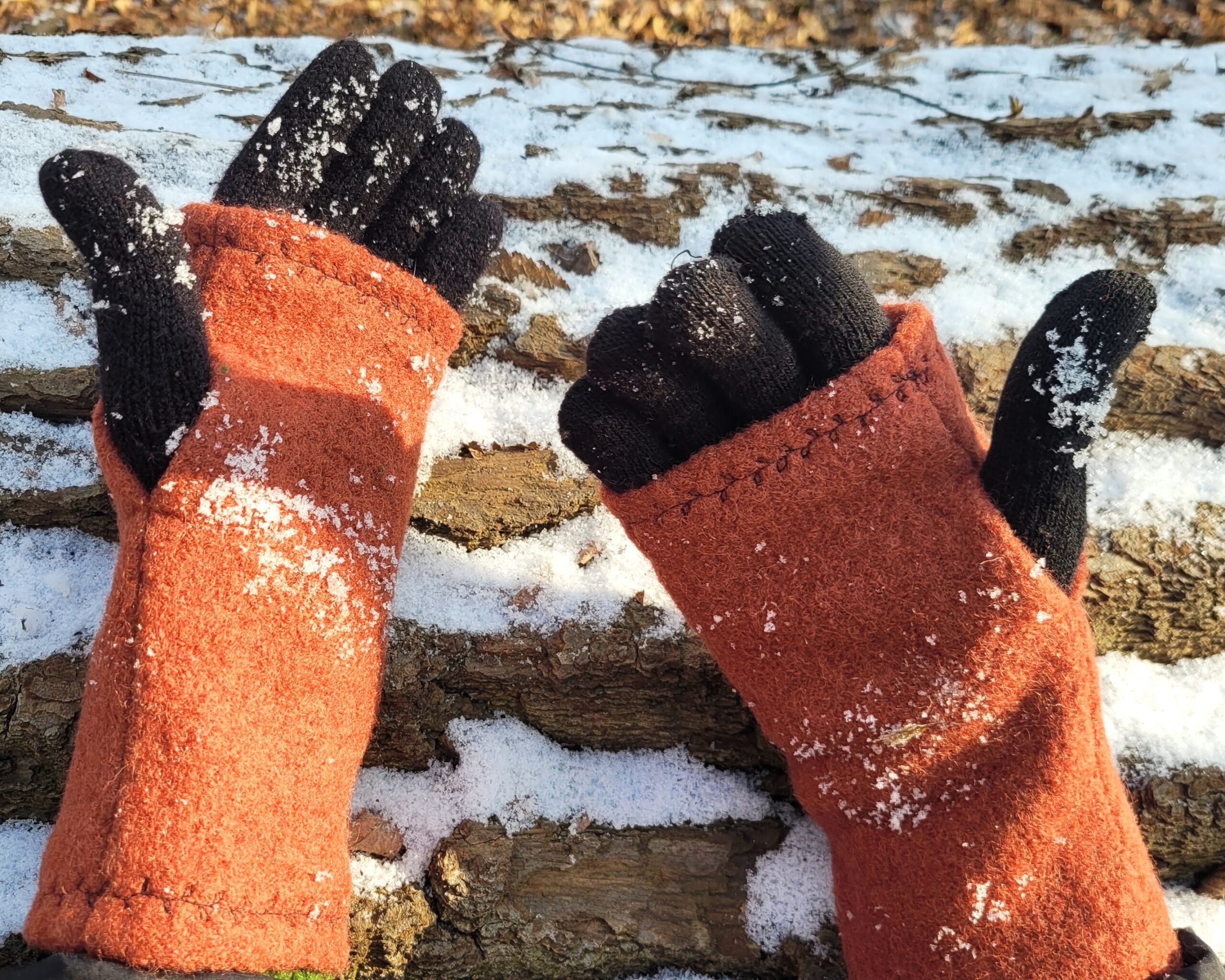 wełniane mitenki z brązowym wzorkiem