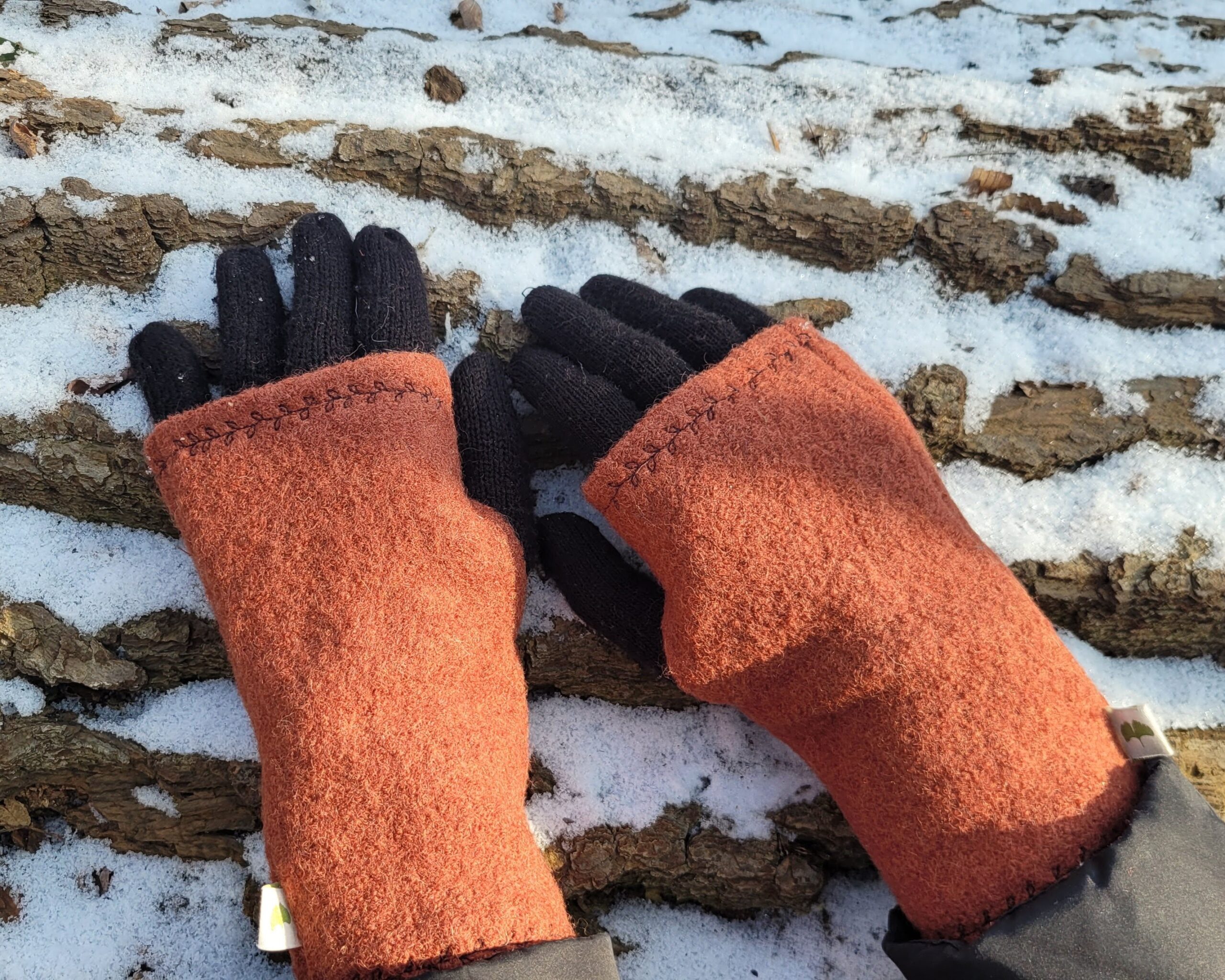 wełniane mitenki z brązowym wzorkiem