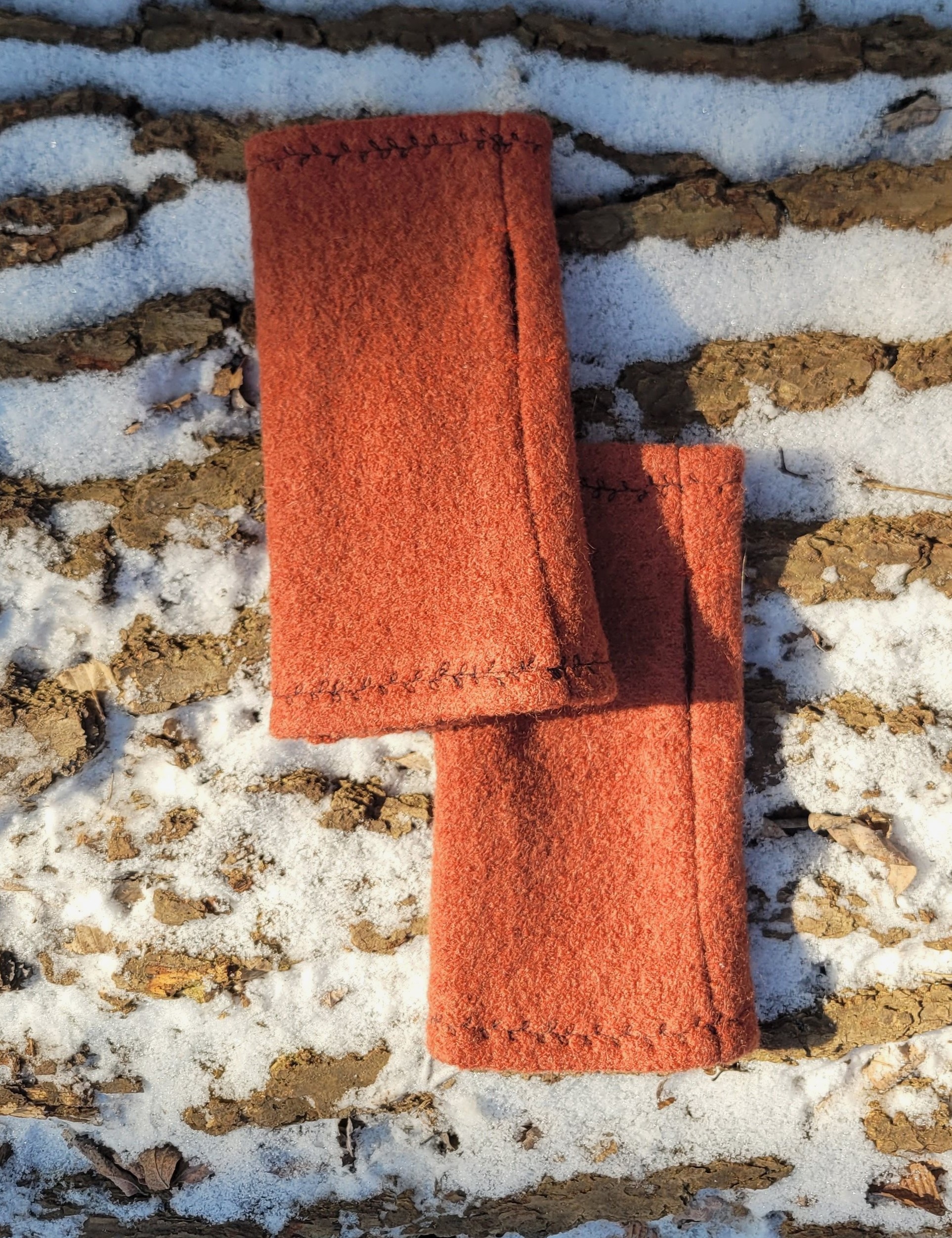 wełniane mitenki z brązowym wzorkiem