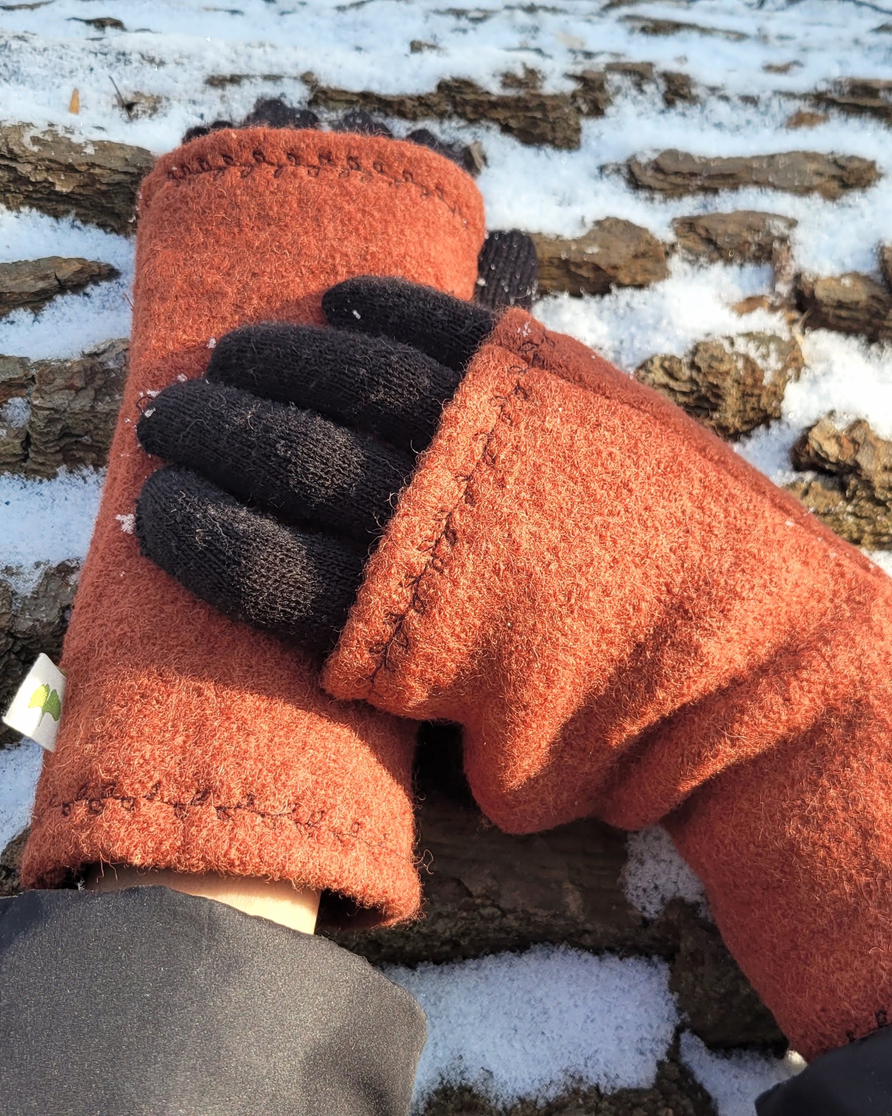 wełniane mitenki z brązowym wzorkiem