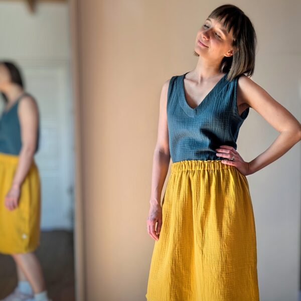 damski top z muślinu w zestawie z muśliową spodnicą